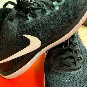 Women’s Nike flex running shoes